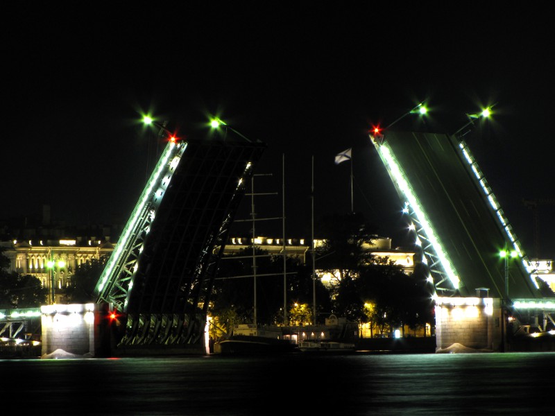 Разводной мост ночью
