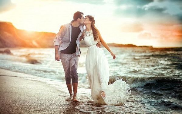 Невеста и жених на пляже